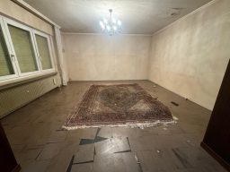 Frisch-gestrichene-Wand-nach-einer-Entrümpelung