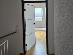 Frisch-gestrichene-Wand-nach-einer-Entrümpelung