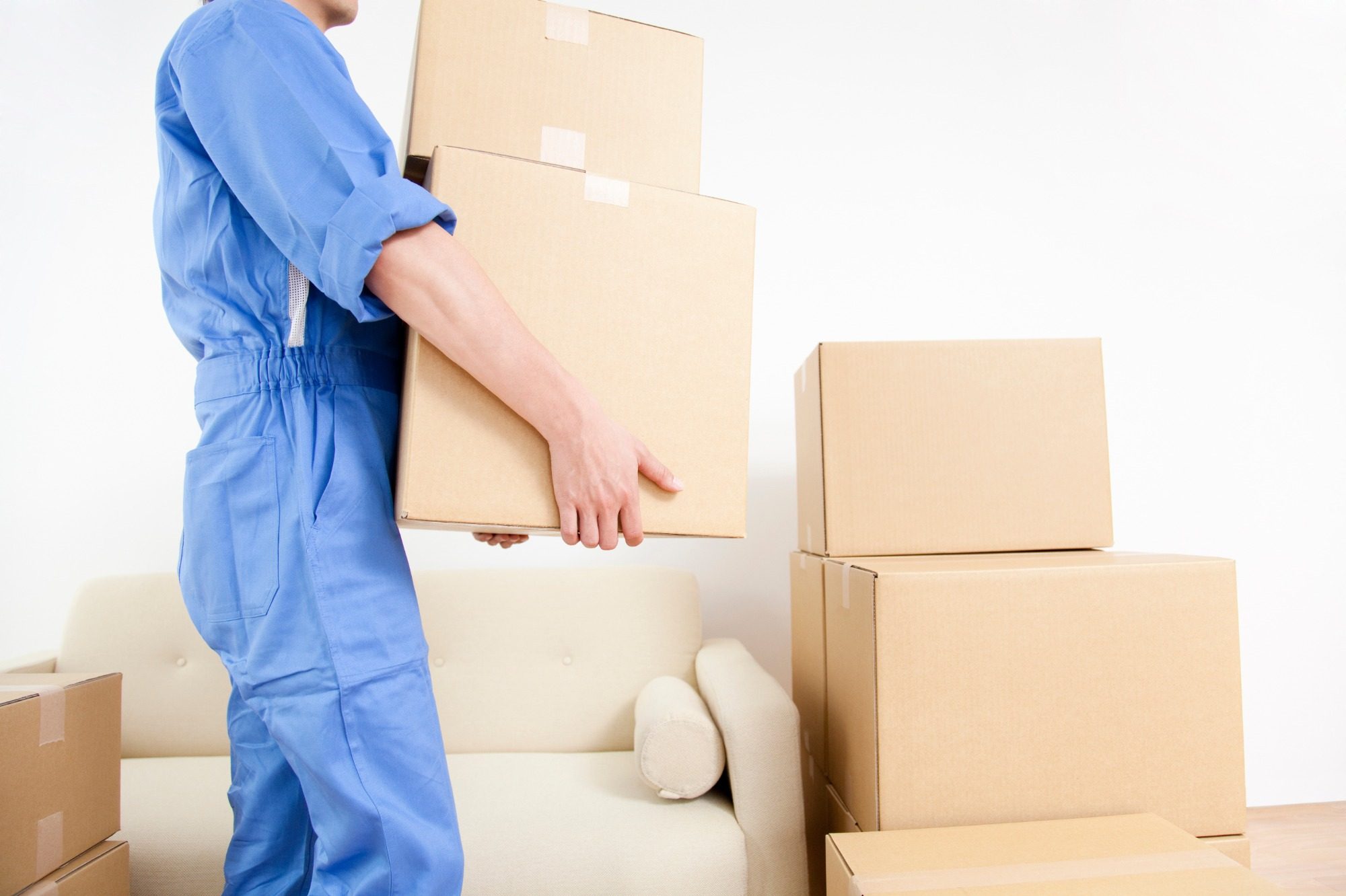 Mitarbeiter-trägt-Boxen-bei-einer-entrümpelung
